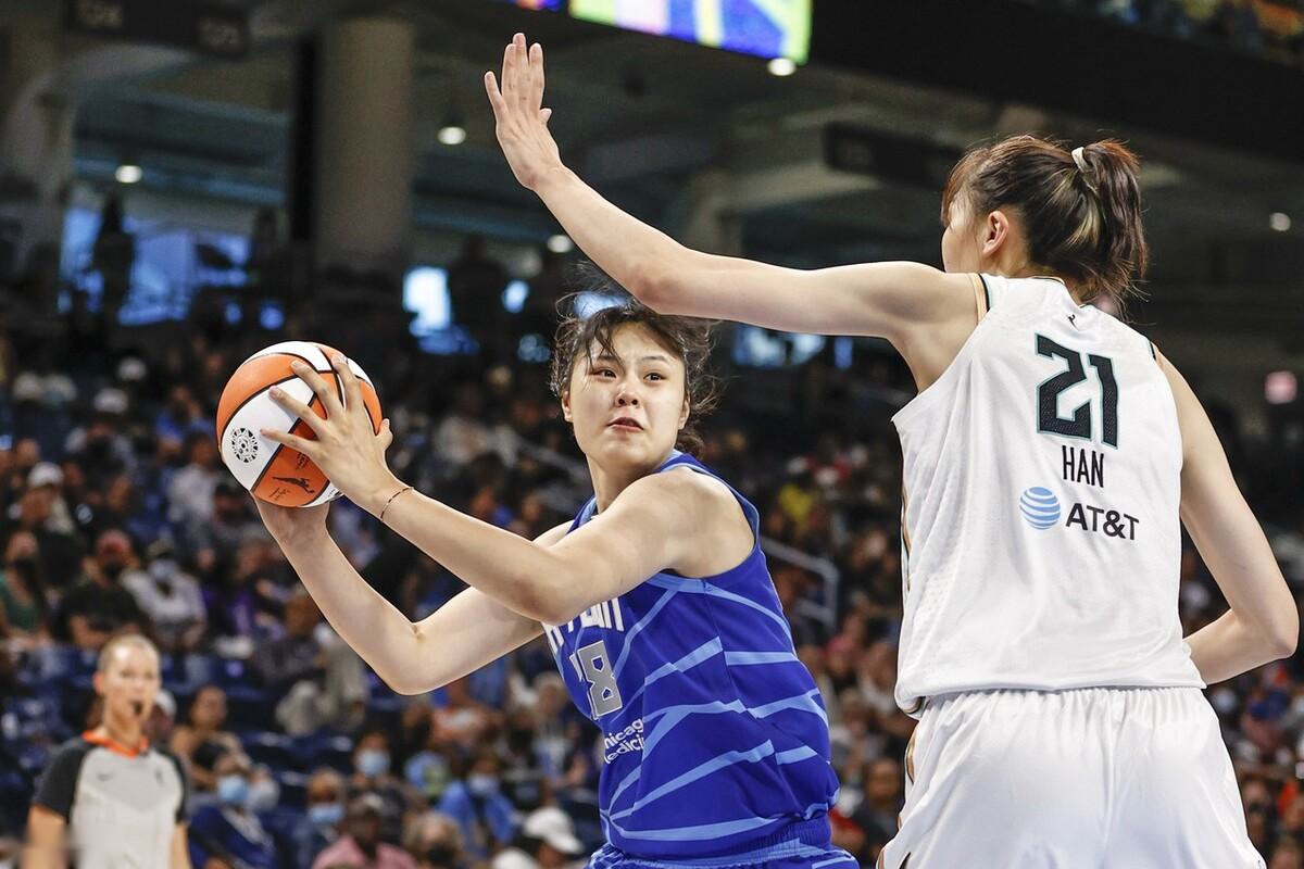 WNBA球员在社交媒体上分享训练日常，展现职业态度